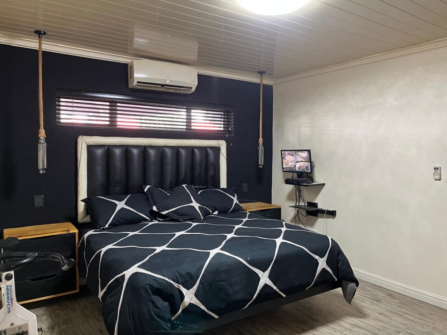  Bedroom Property for Sale in Uitsig Western Cape